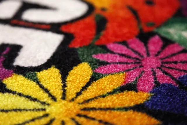 BASE Logomatte – Detailaufnahme des hohen Flors mit brillantem Mehrfarbdruck
