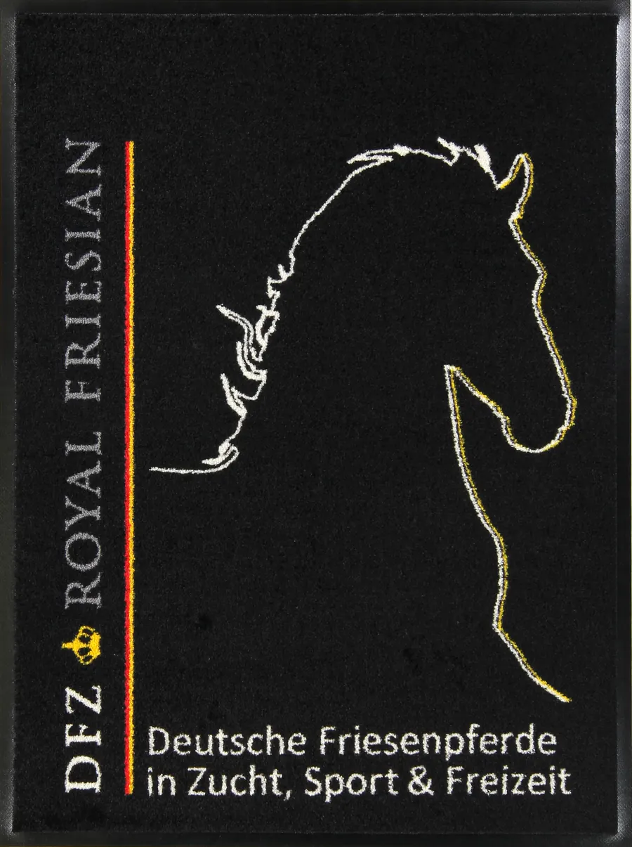 Schwarze Logomatte mit Pferdemotiv für eine Friesenpferde-Zucht