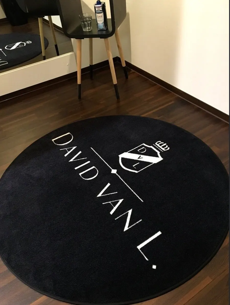 Runde Logomatte als Sonderform in einem Friseursalon
