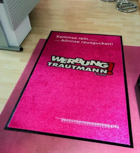 Logomatte für Messen und Events – pinke Werbematte mit Agenturlogo